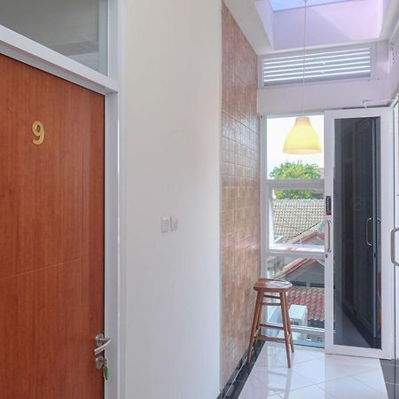 ホテル Reddoorz Syariah @ Tlogosari Semarang Alastuwo エクステリア 写真