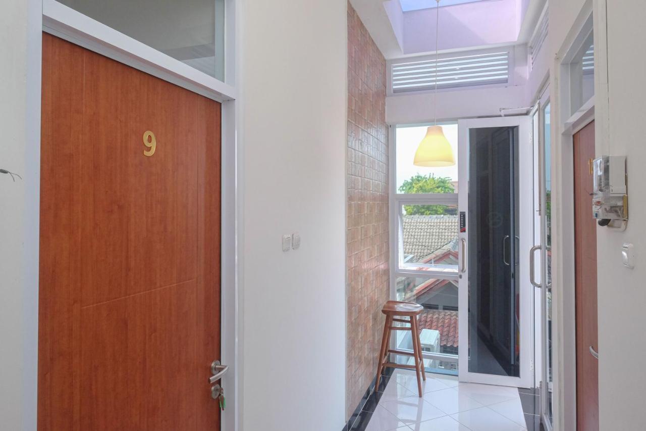 ホテル Reddoorz Syariah @ Tlogosari Semarang Alastuwo エクステリア 写真
