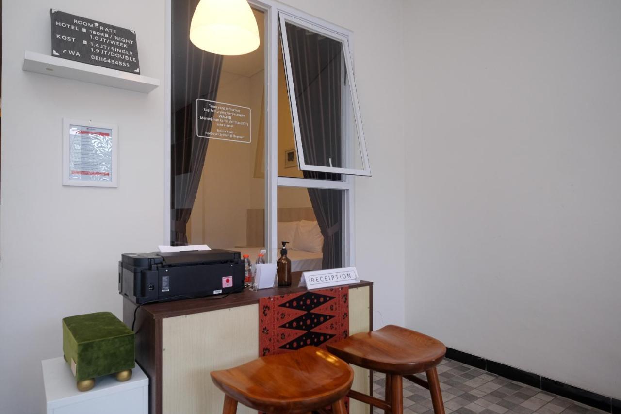 ホテル Reddoorz Syariah @ Tlogosari Semarang Alastuwo エクステリア 写真