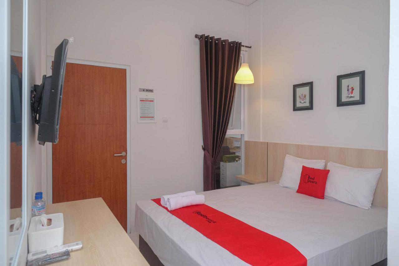 ホテル Reddoorz Syariah @ Tlogosari Semarang Alastuwo エクステリア 写真