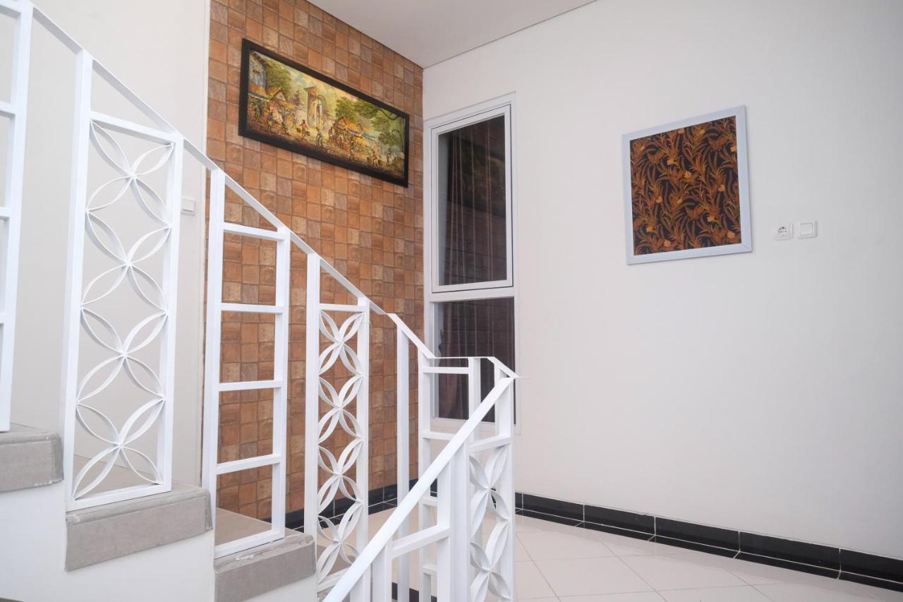 ホテル Reddoorz Syariah @ Tlogosari Semarang Alastuwo エクステリア 写真
