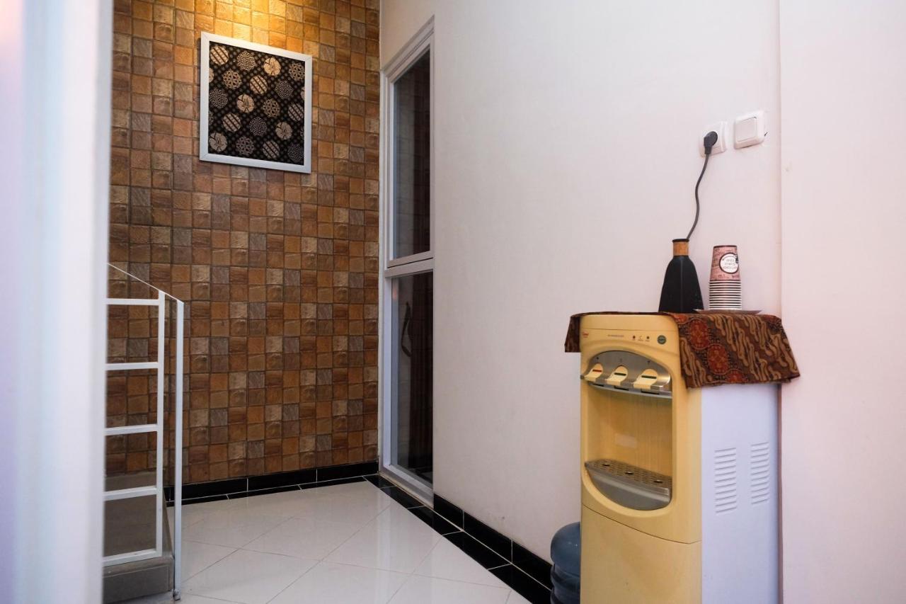 ホテル Reddoorz Syariah @ Tlogosari Semarang Alastuwo エクステリア 写真