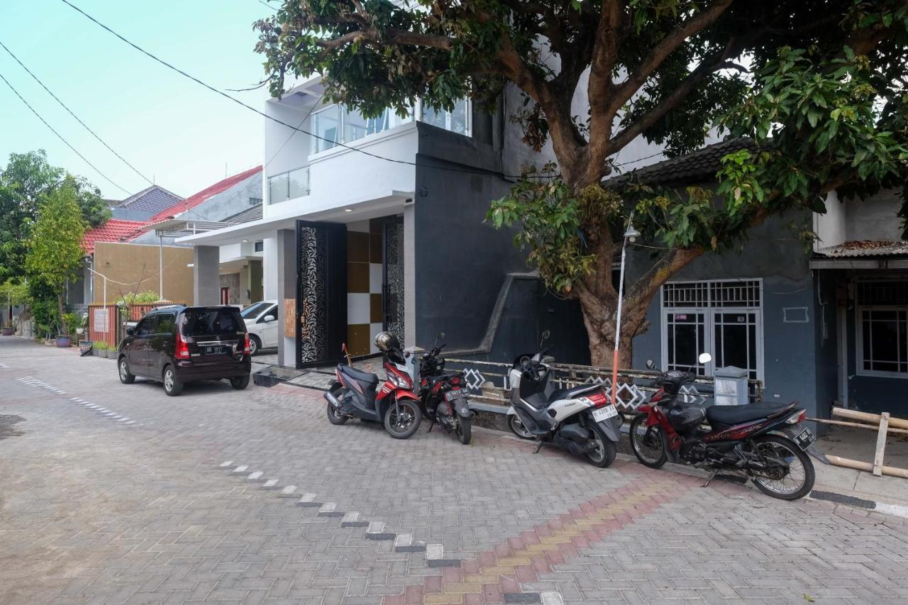 ホテル Reddoorz Syariah @ Tlogosari Semarang Alastuwo エクステリア 写真