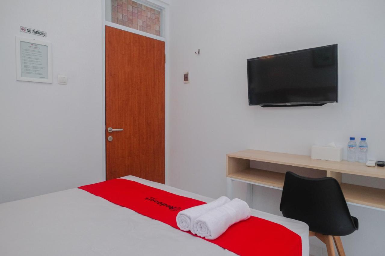ホテル Reddoorz Syariah @ Tlogosari Semarang Alastuwo エクステリア 写真