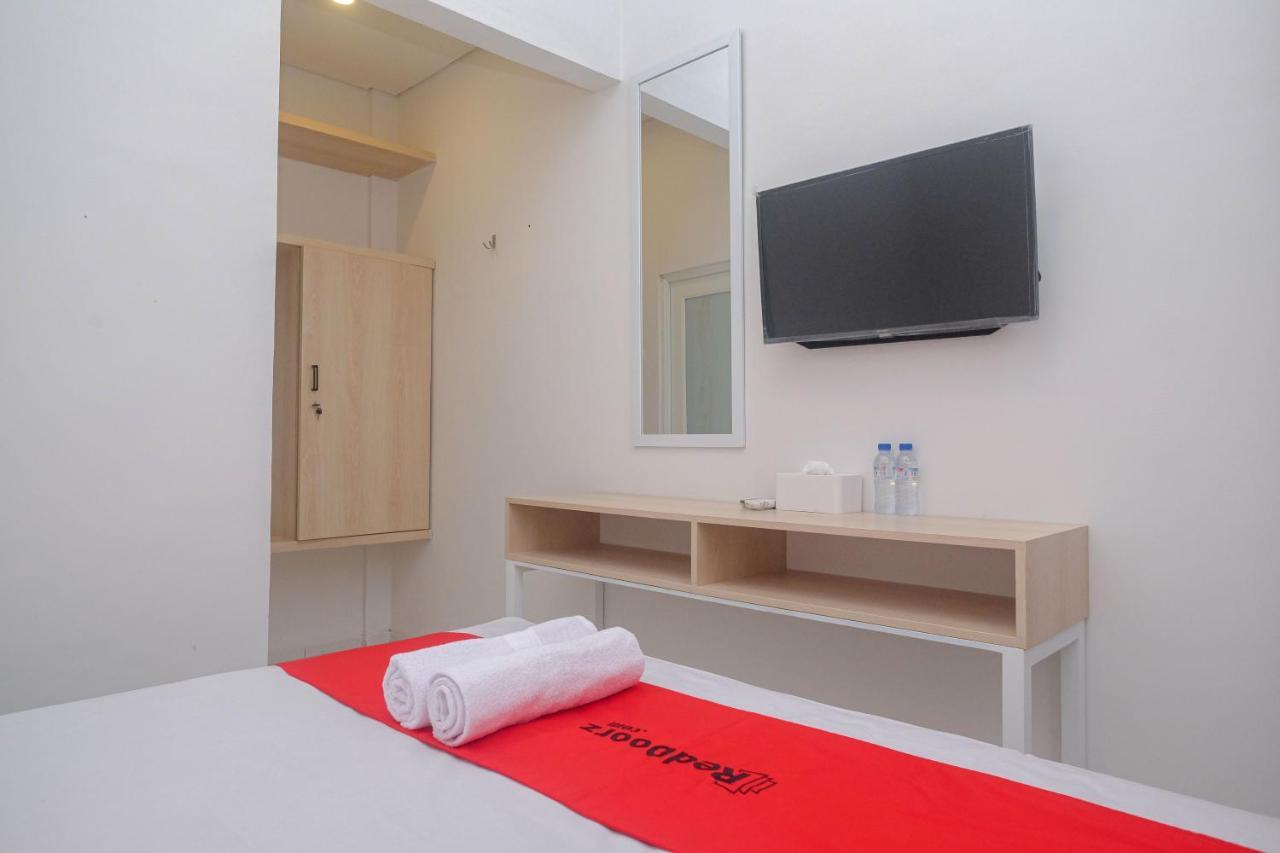 ホテル Reddoorz Syariah @ Tlogosari Semarang Alastuwo エクステリア 写真