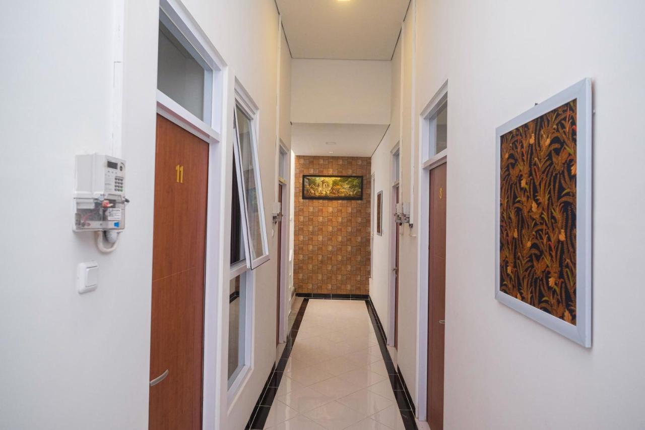 ホテル Reddoorz Syariah @ Tlogosari Semarang Alastuwo エクステリア 写真