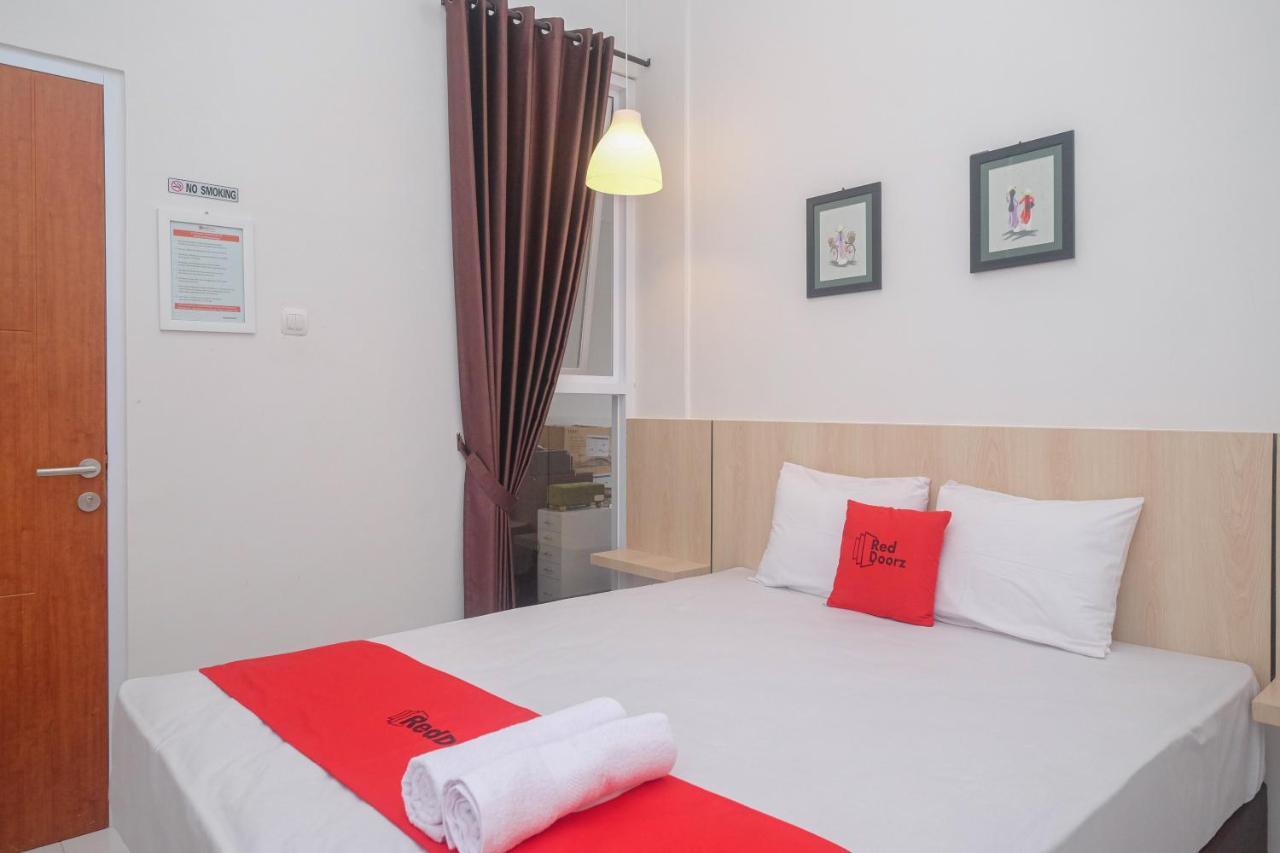ホテル Reddoorz Syariah @ Tlogosari Semarang Alastuwo エクステリア 写真