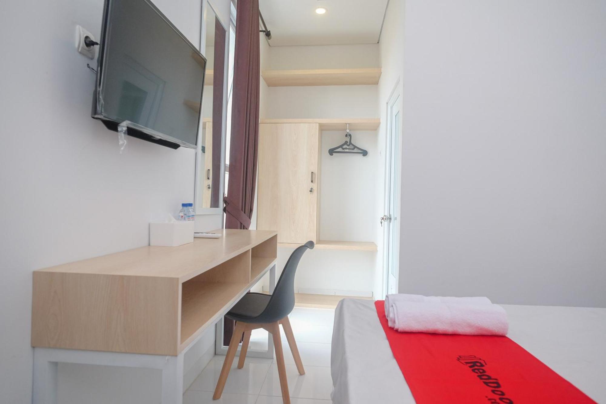 ホテル Reddoorz Syariah @ Tlogosari Semarang Alastuwo エクステリア 写真